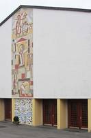 Bettingen, kath. Kirche St. Stephan, Wandbild an der Eingangsfassade von Nikolaus Josef Schmitt, 1962. Foto: Institut für aktuelle Kunst im Saarland (O.D., 2012)