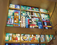 Victor Fontaine, Bleiglasfenster, Ende 1950er/Anfang 1960er Jahre, 4,00 m breit. Foto: Institut für aktuelle Kunst im Saarland, Christine Kellermann