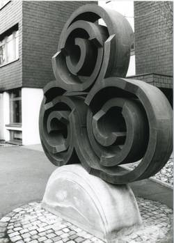 Dreipaß, 1983, Plastik, Kupferblech, 250 x 250 x 45 cm, Sozialpflerisches Berufsbildungszentrum, Saarbrücken, Schmollerstraße