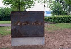 Stahlplatte "will nicht narben", 1999, aktuelle Aufstellung auf der Gedenkstätte Neue Bremm, Saarbrücken (Foto: Oranna Dimmig)