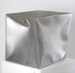 Ewerdt Hilgemann, imploded cube, 2001, Edelstahl, 45 x 45 x 45 cm. Foto: Frank Hasenstein, Ebersold GmbH