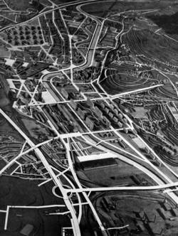 Städtebauliches Modell des Aufbauprojektes von Georges-Henri Pingusson für die Stadt Saarbrücken, Blick von Westen nach Osten. Foto aus: Urbanisme en Sarre. Saarbrücken ohne Jahr (1947), S. 53