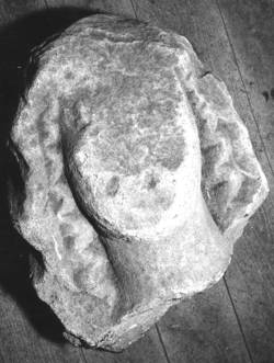 Kopf der Maria aus der Verkündigungsszene, 2. Hälfte 13. Jahrhundert, Sandstein, Rundskulptur, 37 x 28 x 25 cm, Fragment einer Fialfigur vom Portal der Benediktinerklosterkirche St. Mauritius, Tholey (heute im Abteimuseum)