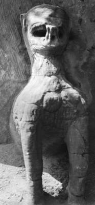 Wasserschlagfigur (Affe), um 1470, Sandstein, Hochrelief, ca. 47 x 55 x 30 cm, Wasserschlag des nordnordöstl. Strebepfeilers, ehem. Kapelle St. Wolfgang, Wintringer Hof, Kleinblittersdorf