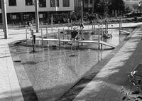 Margret Lafontaine, "Die Wasserequilibristen in ihrem hoffnungsfrohen ­Kreislauf", Brunnen, 1996, Universitätsklinikum Homburg, Gebäude 9, Frauen- und Kinderklinik, Vorplatz. Foto: Martin Luckert