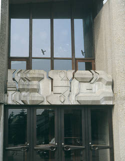 Leo Kornbrust, 1968/70, Türsturz-Relief, Beton, 1,40 x 4,50 x 0,30 m