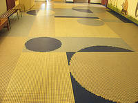 Unbekannter Urheber, Fußbodengestaltung, 1967, Mosaik, farbige Keramik, 22,15 x 5,00 m. Foto: Institut für aktuelle Kunst im Saarland, Christine Kellermann