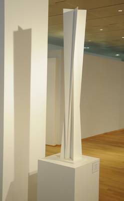 Ben Muthofer, Lichtstele, 2001, Stahl, weiß lackiert, 113 x 13 x 13 cm. Foto: Frank Hasenstein, Ebersold GmbH