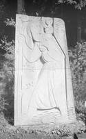György Lehoczky (Entwurf) und Nikolaus Simon (Ausführung), "Hl. Christophorus", 1955, gelber Sandstein, 2,00 x 1,20 x 0,29 m. Foto: Institut für aktuelle Kunst, Christine Kellermann