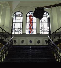 Ferdinand Selgrad, Fenstergestaltung auf dem oberen Treppenabsatz, 1964, Rundbogenfenster, jedes 3,10 x 1,20 m, bleigefasstes, teilweise farbiges Glas. Foto: Institut für aktuelle Kunst, Dietlinde Stroh, Dezember 1995
