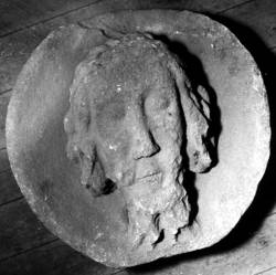 Schlussstein mit bärtigem Kopf (Johannesschüssel?), Ende 15./Anf. 16. Jahrhundert, Sandstein, Hochrelief, Durchmesser 45 cm, Abteimuseum, Tholey