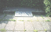 Der versetzte Gedenkstein von Andr Sive mit der davor angebrachten deutschen Gedenktafel; Zustand vor der Neufassung 2004. Foto: Oranna Dimmig, 2001