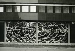 Wolfram Huschens, "Der Kreislauf des Geldes", auf den Fensterrahmen geschraubte Segmente aus Leichtmetall, 1967. Foto: Fritz Mittelstaedt, 1967