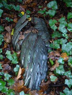Saarlouis, Alter Friedhof, herabgefallener Flügel einer Engel-Figur aus Bronze, Zustand November 2006. Foto: Oranna Dimmig