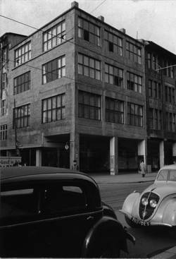 Einbau von Arkaden in Saarbrücken nach dem Konzept von Pingusson, hier: Bahnhofstraße Ecke Schifferstraße, Kaufhaus Gebr. Sinn, 1948. Foto: Archiv Oranna Dimmig (Foto Fritz Mittelstaedt)