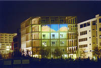 Burkhard Detzler, Multiprojektion an der Fassade der Vertretung des Saarlandes beim Bund in Berlin, 3. Oktober 2002. Foto: Burkhard Detzler
