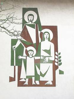 Unbekannter Künstler, "Heilige Familie", 1950er Jahre, Sgrafitto, ca. 3,5 x 2,10 m. Foto: Institut für aktuelle Kunst, Christine Kellermann