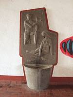 Paul Schneider, Trinkbrunnen mit Wandrelief, 1958, grauer Granit, 2,55 x 1,00 x 0,65 m. Foto: Institut für aktuelle Kunst im Saarland, Christine Kellermann