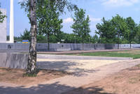 Blick ber das ehemalige Mnnerlager in den neu geschaffenen "Rezeptionsbereich". Foto: Claudia Maas, 2004