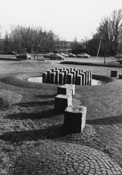 Paul Schneider, Brunnen und Platzgestaltung, 1975. Foto: Institut für aktuelle Kunst im Saarland, Carsten Clüsserath