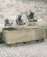 Lothar Meßner, Brunnen, 1987; Bronzen: links: 0,40 x 0,30 x 0,50 m, Mitte: 0,58 x 0,41 x 0,65 m, rechts: 0,71 x 0,48 x 0,75 m. Foto: Institut für aktuelle Kunst im Saarland, Gerhard Westrich