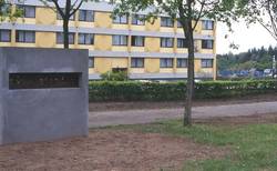 Stahlplatte "will nicht narben", 1999, aktuelle Aufstellung auf der Gedenkstätte Neue Bremm, Saarbrücken, Rückseite (Foto: Oranna Dimmig)