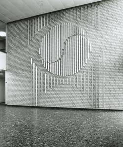Wandgestaltung, 1966, Aluminium, 7,00 x 7,60 m, Universitätsklinikum Homburg/Medizinische Fakultät, Gebäude 40, Innere Medizin