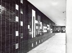 Wandgestaltung, 1954/57, farbig glasierte Tonziegel, 300 x 2343 cm, 300 x 610 cm, 300 x 385 cm, Gebäude 10/12, Universität des Saarlandes