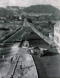 Die Metzer Strae whrend der Ausfhrungsarbeiten, 1947. Abbildung aus: Fnf Jahre Bauen an der Saar