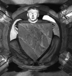 Wappenhalterengel, nach 1315, Sandstein, Flachrelief, Durchmesser ca. 50 cm, Gewölbeschlussstein, 4. Mittelschiffjoch, Stiftskirche St. Arnual, Saarbrücken