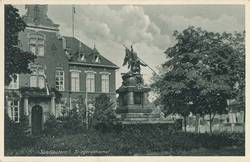"Saarlautern 1. Kriegerdenkmal", Schmuckgitter und Geschütze sind entfernt, Postkarte um 1938. Postkarte im Stadtarchiv Saarlouis