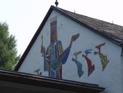 Kapelle Maria Frieden, Westgiebel mit Mosaik "Maria - Königin des Friedens", 1956 von Oskar Holweck. Foto: Institut für aktuelle Kunst, Christine Kellermann