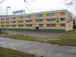 Das Hotel "Novotel" auf dem Gelände des ehemaligen Frauenlagers wurde in die Neufassung der Gedenkstätte nach der Idee "Hotel der Erinnerung" einbezogen. Foto: Claudia Maas, 2004