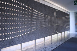 Robert Sessler, Lichtwand, 1962, Beton, Plexiglas, 1,70 x 7,60 m (ohne Standfuß). Foto: Oranna Dimmig