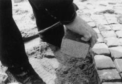 "2145 Steine – Mahnmal gegen Rassismus", 1993, Jochen Gerz und Studierende der HBKsaar, während des Aufbaus; Alt-Saarbrücken, Platz des unsichtbaren Mahnmals. Foto: Archiv Historisches Museum Saar