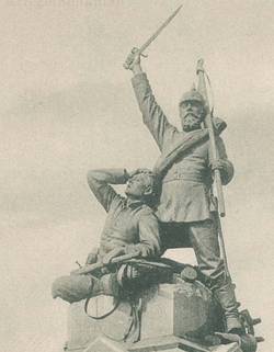 Die Figurengruppe mit dem verwundeten Infanteristen und dem zum Sturm auffordernden Fahnenträger. Postkarte im Stadtarchiv Saarlouis
