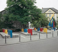 Otto Herbert Hajek, "Platzartikulation. Zeichen flügelt im Raum", 1995. Foto: Institut für aktuelle Kunst im Saarland, Carsten Clüsserath