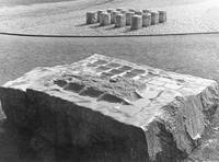 Paul Schneider, "Quellstein mit 7 x 7 Mulden sowie Skulpturenfeld mit 4 x 4 Steinen", 1982, Granit; Brunnenstein: 1,30 x 3,20 x 3,20 m ; 16 Steine, je: 0,60 x 0,40 x 0,40 m. Foto: Willi Bauer