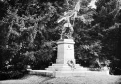 Denkmal für die Gefallenen des Infanterie-Regiments Nr. 70 im 'Ehrental' in Saarbrücken. Im 'Ehrental' liegen die Gefallenen der Schlacht von Spichern 1870. Abbildung aus Kloevekorn 1934 (1976), S. 219