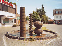 Victor Fontaine, Brunnen, 1971, Pflastersteine, Metall, Durchmesser: 6,00 m, Säulenhöhen: 3,35 m, 2,90 m, 1,75 m, 1,25 m, 0,70 m. Foto: Gudrun Barth, Saarlouis