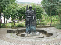 Unbekannter Künstler, Brunnenfigur "St. Gangolf", Bronze, 1990er Jahre (?); Gesamtanlage: 2,00 x 3,50 x 3,80 m