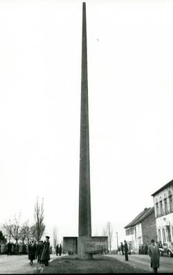 André Sive, Denkmal der Gedenkstätte Neue Bremm, 30 m, Stahlbeton; Aufnahme während der Gedenkfeierlichkeiten am 11. November 1954. Foto: Erich Oettinger, 1954