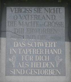 Inschriftentafel des Kreis-Kriegerdenkmals, 1956. Foto: Institut für aktuelle Kunst im Saarland, Oranna Dimmig, 2007