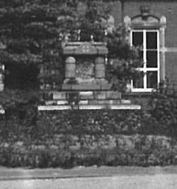 Sockel des Kreis-Kriegerdenkmals nach Entfernung der Figurengruppe im Mai 1946. Detail aus einer Postkarte im Stadtarchiv Saarlouis
