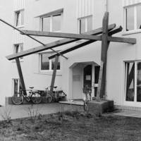 Fritz Schubert, "Mikado", Skulptur, 1992, Homburg, Kirrberger Straße 11, Studentwohnheim. Foto: Gerhard Westrich