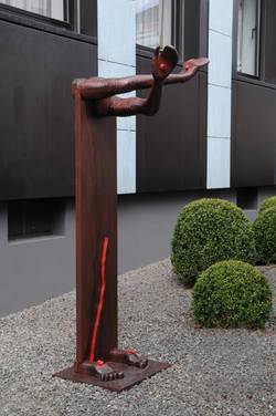 Seiji Kimoto, "Abwehr - Auslieferung", 2003, Stahl/Alu-Guss, ca. 158 x 40 x 70 cm. Foto: Mechthild Schneider, LPM Saarücken-Dudweiler