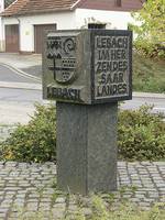 Unbekannter Urheber, Städtestein, nach 1977, Granit, 1,33 x 0,55 x 0,55 m. Foto: Institut für aktuelle Kunst im Saarland, Christine Kellermann