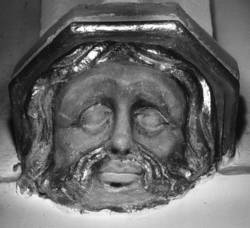 Männliche Kopfkonsole, um 1500, Sandstein, Relief, 12 x 30 x 20 cm, Chorraum der ehem. Kath. Pfarrkirche Heiligkreuz, Primstal