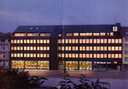 Das erweiterte Bankgebäude mit den beiden Fensterverkleidungen von Wolfram Huschens 1967 und 1979. Foto aus: ZG Bank Saar: Unser Können, Ihr Erfolg. 1979