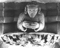 Engel mit Hostienschale (Gewölbezwickelfigur), 2. Hälfte des 13. Jahrhunderts, Sandstein, Hochrelief, Schlussstein des Hauptchorpolygons, Benediktinerklosterkirche St. Mauritius, Tholey